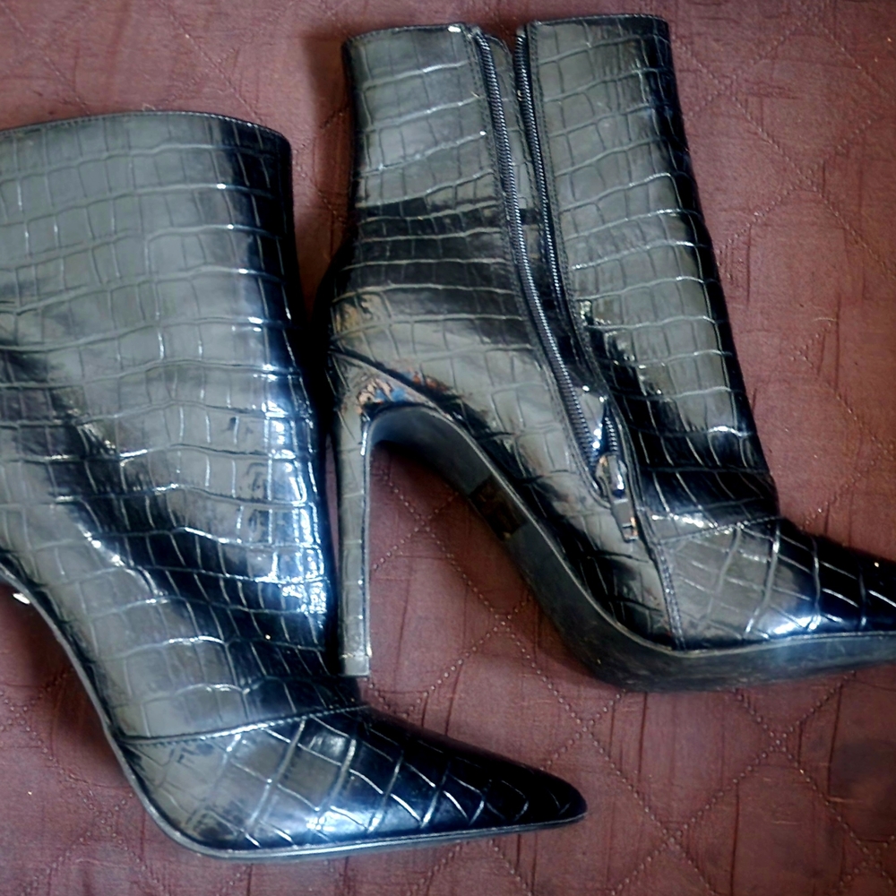 Elegant Black Croc-Embossed Women's Boots